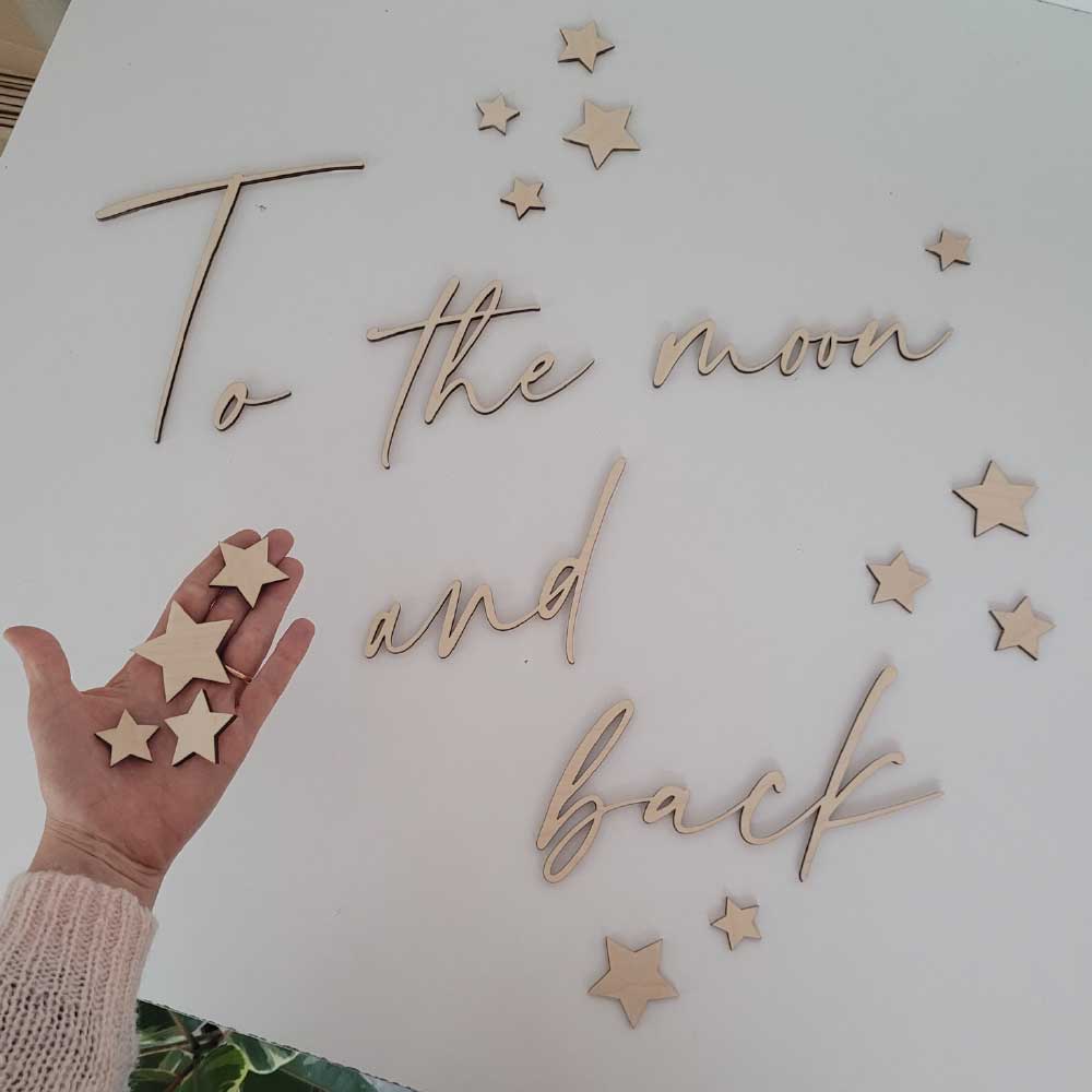 Pastel Kate Ξύλινη Επιγραφή Τοίχου "To The Moon and Back" με αστεράκια
